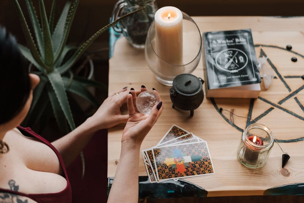 The Mineralogy, Psychology, and Practice of Crystal Love Spells: An Investigative Guide 3 Crystal Love Spells: Mineralogy, Psychology