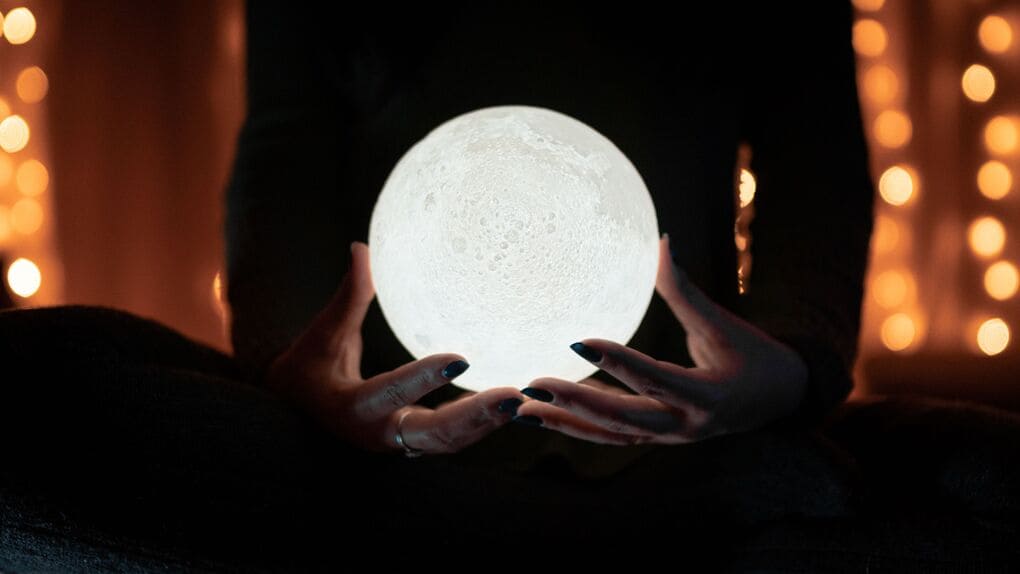 The Astronomy, Psychology, and Practice of Moon Magic Love Spells: An Investigative Guide 2 Moon Magic Love Spells